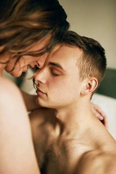 Sens Comme Mon Cœur Bat Pour Toi Jeune Couple Affectueux — Photo