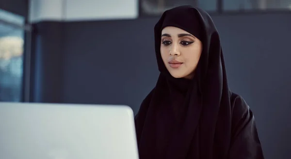 她还年轻 准备成功 一位年轻迷人的阿拉伯女商人在办公室的笔记本电脑上工作 — 图库照片