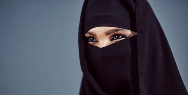 Ihren Augen Studioaufnahme Einer Jungen Arabischen Frau Mit Burka Vor — Stockfoto