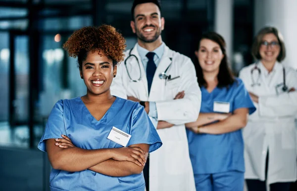 Sağlığın Için Buradayız Bir Hastanede Birlikte Duran Kendine Güvenen Doktorların — Stok fotoğraf
