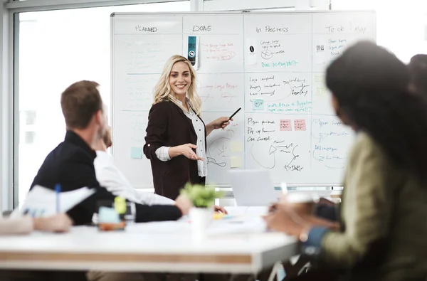 Arbeiten Ihrer Expertenstrategie Eine Geschäftsfrau Bei Einer Präsentation Vor Ihren — Stockfoto