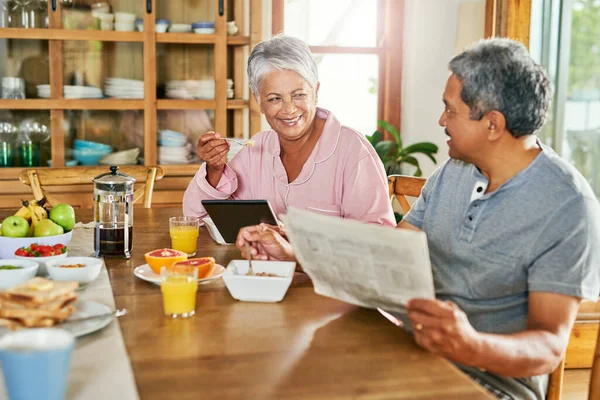 Geniet Van Ontbijt Een Zorgeloos Bejaardenpaar Dat Samen Ontbeten Tijdens — Stockfoto