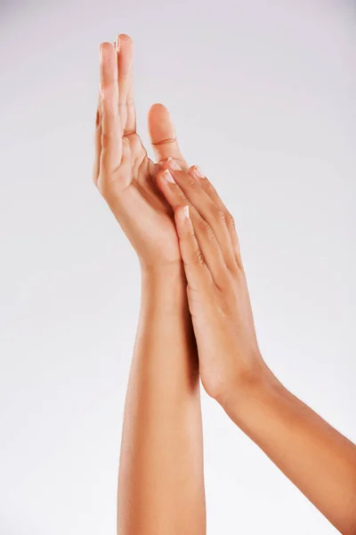 Suave Toque Estúdio Tiro Umas Mãos Mulheres Jovens Irreconhecíveis Contra — Fotografia de Stock