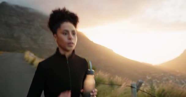 Natura Słońce Czarna Kobieta Biegnie Ulicą Gór Ścieżką Lub Ścieżką — Wideo stockowe