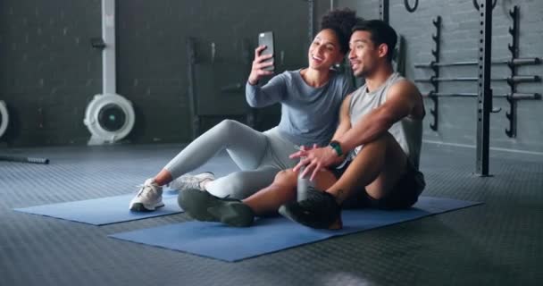 Selfie Fitness Koppeltraining Met Een Telefoon Blij Met Workout Glimlach — Stockvideo