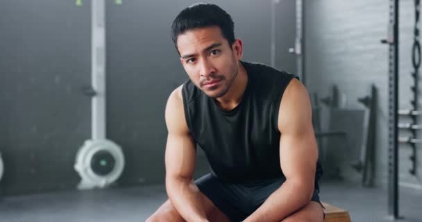 Portrait Homme Fitness Athlète Sain Entraînement Musculaire Gymnase Jeune Calme — Video