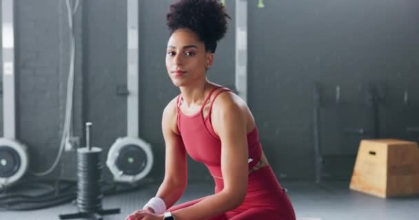 体操馆的黑人妇女的运动 动力和肖像 准备锻炼 在体育馆里的微笑 快乐和女性私人教练 以获得运动 健身和身体健康训练的灵感 — 图库视频影像