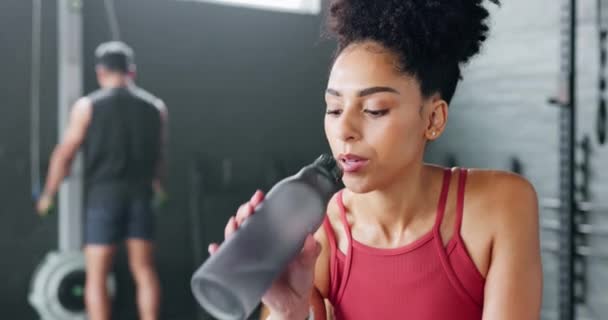 Vrouw Moe Drinkwater Sportschool Training Training Oefening Pauze Voor Energieterugwinning — Stockvideo
