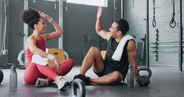 하이파이브 남녀는 체육관에서 연습을 마신다 스포츠 파트너십의 바닥에 — 비디오