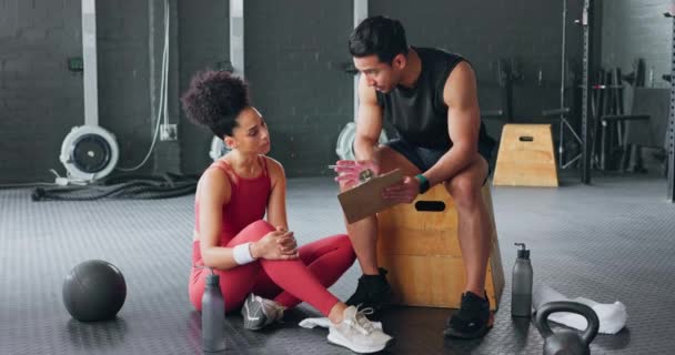 Personlig Tränare Man Kvinna Gym Och Motion Plan Med Fitness — Stockvideo
