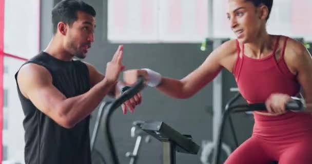 健身教练 体操运动员和训练时间的妇女锻炼和男子与运动手表 在补习班里 动力和健康的心肺结合起来促进健康和健康的生活 — 图库视频影像