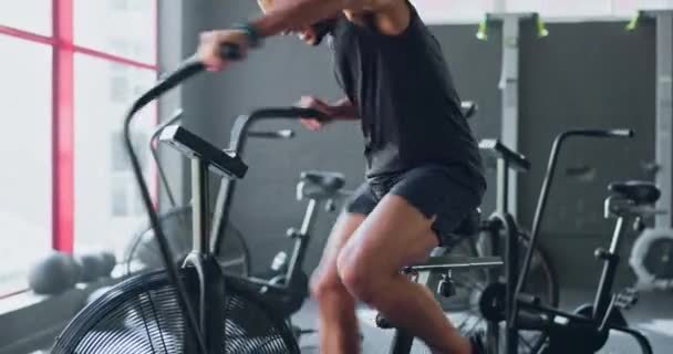 Muž Airbike Kardio Cvičení Cross Fitness Tělocvičně Osoba Kole Sportovním — Stock video