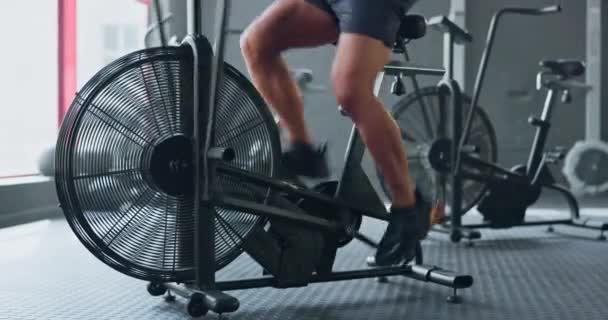 Stationäres Fahrrad Spinning Und Fitnesstraining Einer Frau Die Mit Gymnastik — Stockvideo