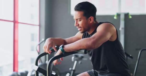 Fitness Fiets Man Moe Van Het Fietsen Voor Cardio Oefening — Stockvideo