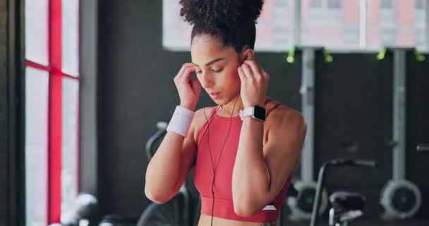 Fitness Musik Och Gym Kvinna Med Smartwatch För Att Styra — Stockvideo