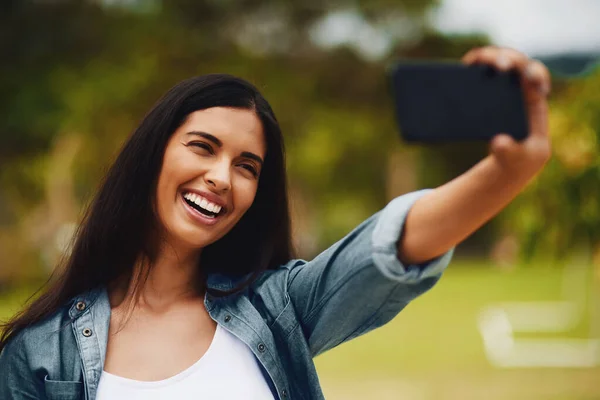 Maak Elke Selfie Iets Naar Lachen Een Aantrekkelijke Jonge Vrouw — Stockfoto