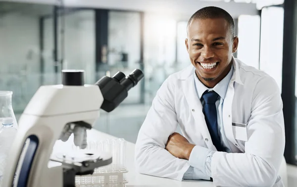 凡事都有解药 你只要找到它就行了 在他的实验室里做研究时 用显微镜剪下了一位年轻英俊男性科学家的肖像 — 图库照片