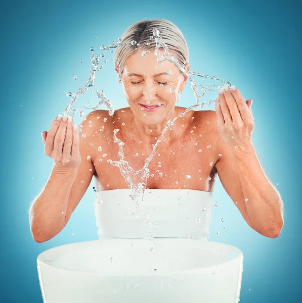 Splash Beauty Senior Skincare Woman Studio Grooming Skin Hygiene Blue — Stock Photo, Image