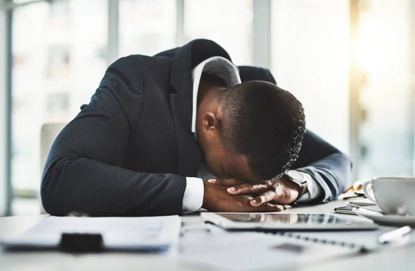 Trabalho Tem Sido Duro Jovem Homem Negócios Dormindo Sua Mesa — Fotografia de Stock