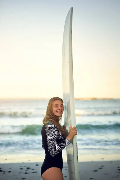 Jen Můj Surf Oříznutý Portrét Atraktivní Mladé Surfařky Stojící Svým — Stock fotografie