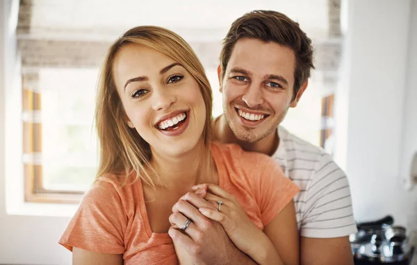 House Älskar Hemma Porträtt Ett Lyckligt Ungt Par Som Tillbringar — Stockfoto
