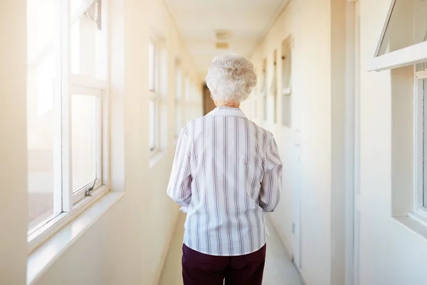 Dove Chiama Casa Adesso Retrovisore Una Donna Anziana Che Cammina — Foto Stock