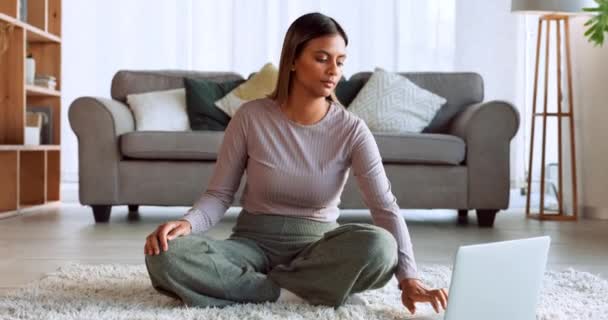 家庭冥想和禅定健康呼吸练习与视频教练在客厅地毯上为身体 精神和精神健康 瑜伽女孩 莲花姿势和笔记本电脑精神能量平衡训练 — 图库视频影像