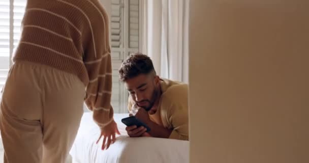 夫妇和怀孕测试公告与兴奋的男朋友拥抱女朋友 丈夫在电话里浏览被妻子怀孕震惊的结果是在卧室里 怀孕的年轻人 — 图库视频影像