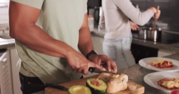 Ζευγάρι Μαγείρεμα Και Κοπή Ενώ Δοκιμάζοντας Τρόφιμα Στην Κουζίνα Και — Αρχείο Βίντεο