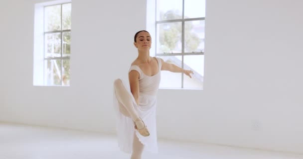 Flexibel Balett Kvinna Sträcker Ben Dansstudio För Musikteater Konsert Och — Stockvideo