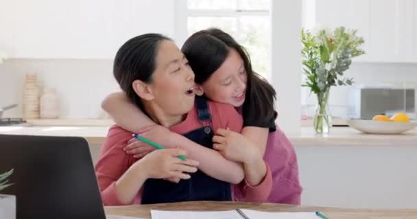 Uścisk Dziecko Matka Pracujące Laptopem Zgłaszają Się Miłością Opieką Wsparciem — Wideo stockowe