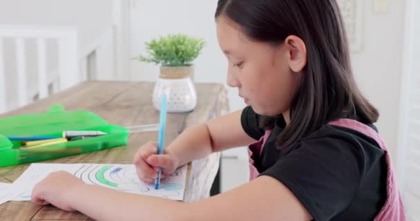 Konst Utbildning Och Teckning Med Student Flicka Som Gör Läxor — Stockvideo