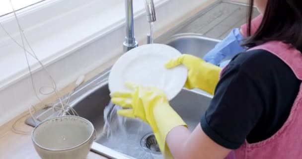 子供たちは 女の子が食器を洗浄し 彼らの家の妹と結合したキッチンで学び 掃除します 細菌の予防に役立つ家族 — ストック動画