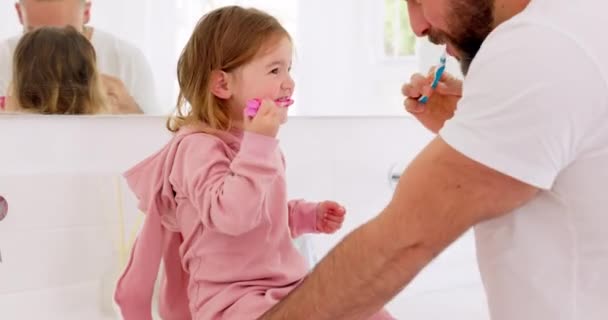 Vater Und Kind Putzen Sich Badezimmer Ihres Hauses Gemeinsam Die — Stockvideo