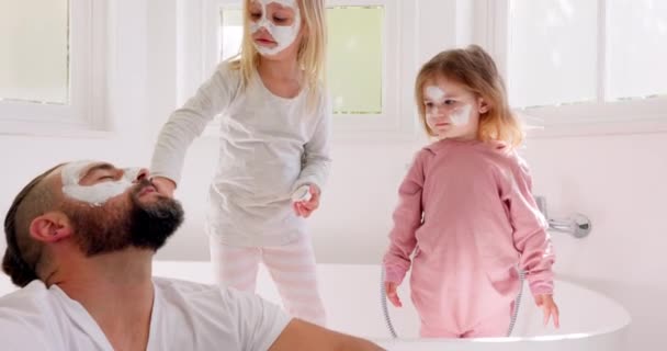 Rodzina Ojciec Dziewczęta Masce Pielęgnacji Skóry Nawiązywanie Więzi Zabawy Rodzinnym — Wideo stockowe