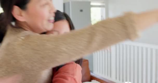 아시아인 어머니 포옹하는 집이나 가정의 거실에서 생일이나 어머니 안전을 아이들 — 비디오