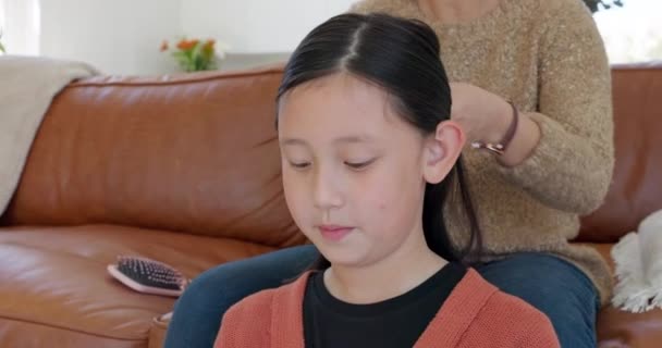 Asijské Dítě Domácí Vlasy Cop Matka Pohovce Pro Péči Vlasy — Stock video