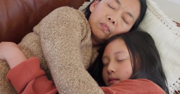 放松了 母亲和孩子抱着 爱和安慰坐在客厅的沙发上 面对着和平 平静和亚洲女孩和妈妈满足于在沙发上睡在一起 — 图库视频影像