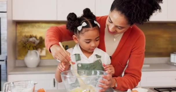Mère Enfant Apprendre Cuisiner Dans Cuisine Mélangeant Des Ingrédients Farine — Video