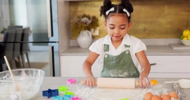 Glückliche Mädchen Beim Plätzchenbacken Mit Nudelholz Küche Haus Und Haus — Stockvideo