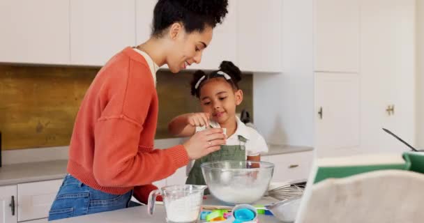 Familie Kinderen Het Bakken Met Een Vrouw Meisje Koken Keuken — Stockvideo