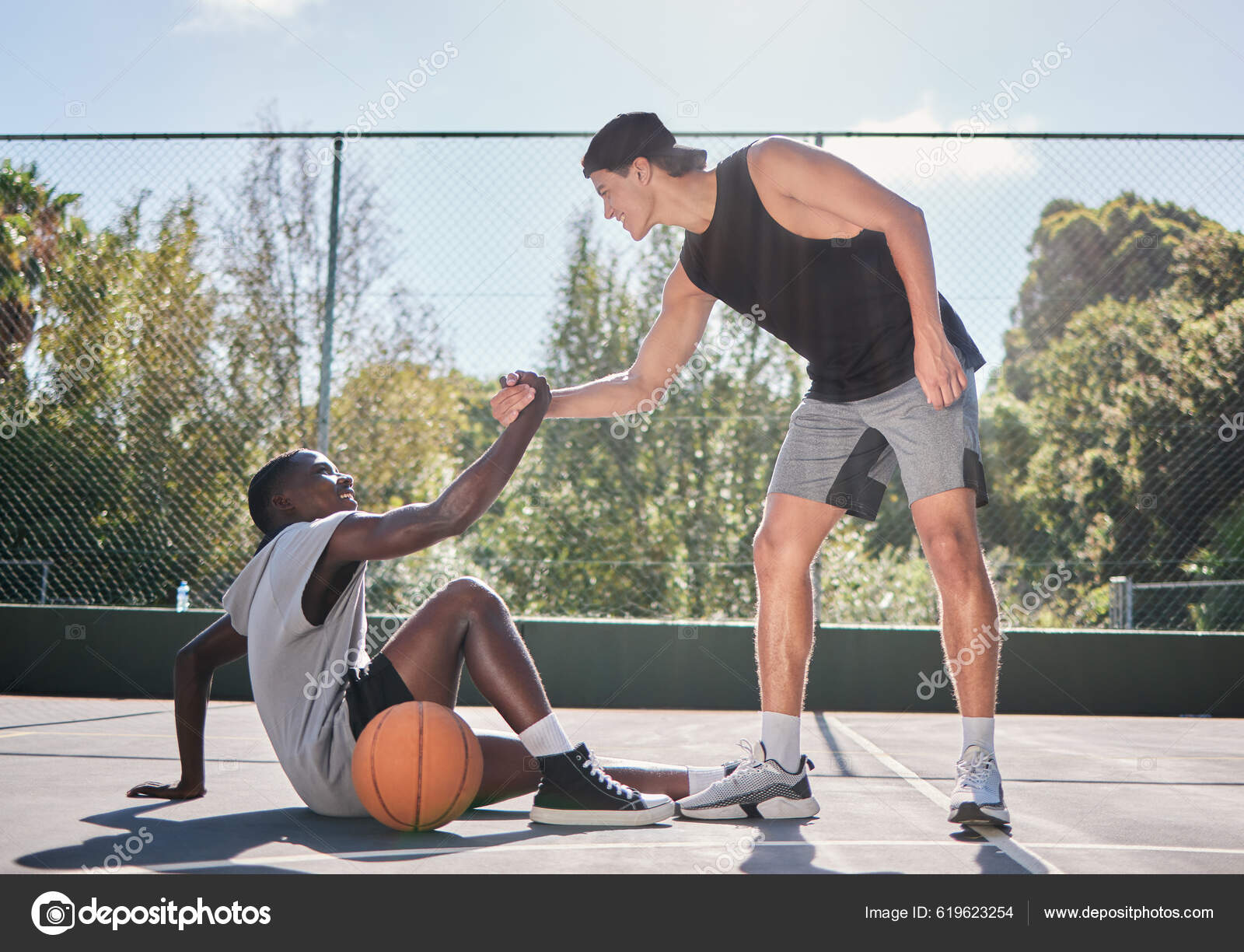 Αθλητισμός Ομαδική Εργασία Και Άνδρες Βοήθεια Χέρι Στο Μπάσκετ Παίκτης —  Φωτογραφία Αρχείου © PeopleImages.com #619623254