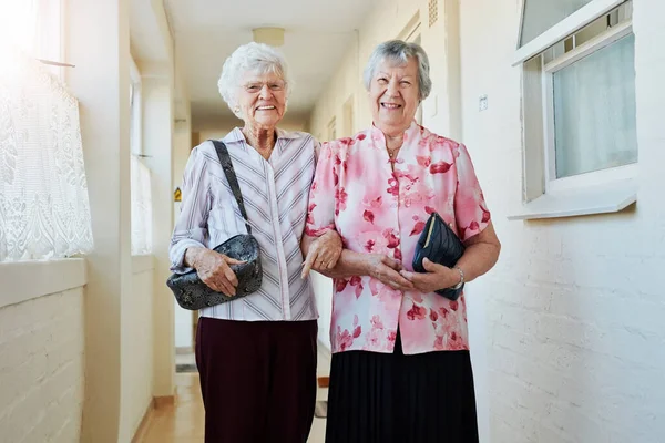 世界を見て ここに来る 2人の幸せな高齢女性の肖像彼らのバッグを運ぶと外出する準備ができて — ストック写真