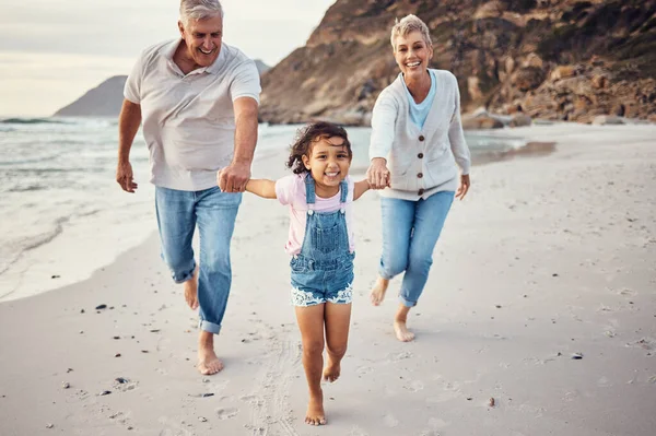 Παραλία Τρέξιμο Και Παιδί Κρατώντας Χέρι Τους Παππούδες Για Μια — Φωτογραφία Αρχείου
