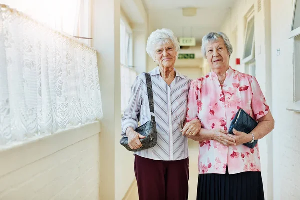 誰かが私たちを必要としている場合は まあ出てください 2人の幸せな高齢女性の肖像彼らのバッグを運ぶと外出する準備ができて — ストック写真