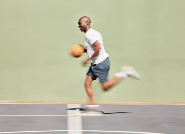 Spor Spor Siyahi Adam Basketbol Sahasında Antrenman Yaparken Hızlı Bulanık — Stok fotoğraf