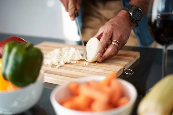 Good Food Requires Onions Unrecognizable Man Chopping Onions Cutting Board — Stock Photo, Image