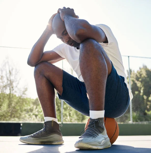 Κατάθλιψη Αθλητισμός Και Άνθρωπος Στο Γήπεδο Μπάσκετ Για Την Άσκηση — Φωτογραφία Αρχείου