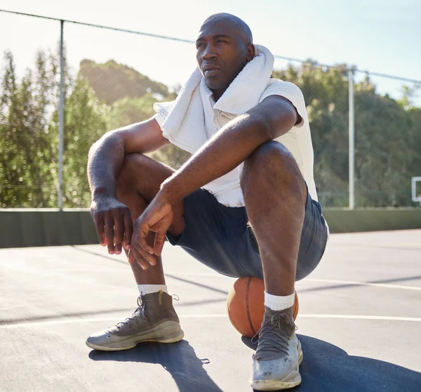 Tenang Kebugaran Dan Pria Bola Basket Setelah Latihan Duduk Dan — Stok Foto