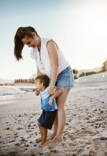 太陽の下で何が楽しいですか ビーチで幼い息子と母親の絆を — ストック写真